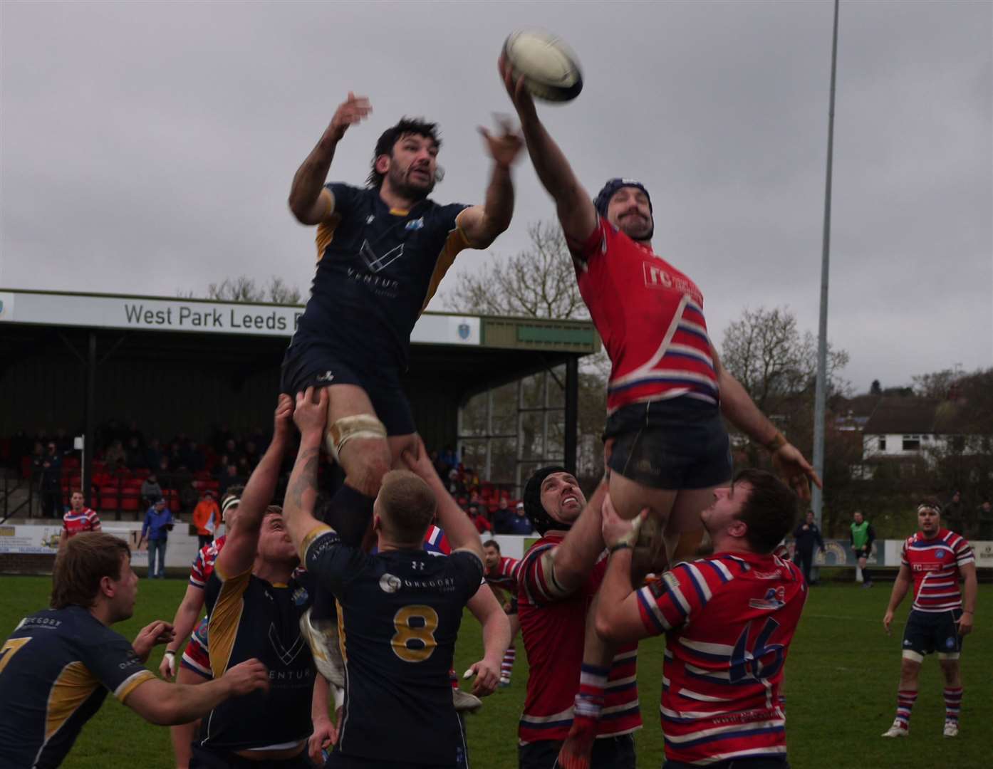 Tonbridge Juddians and Leeds Tykes contest a lineout