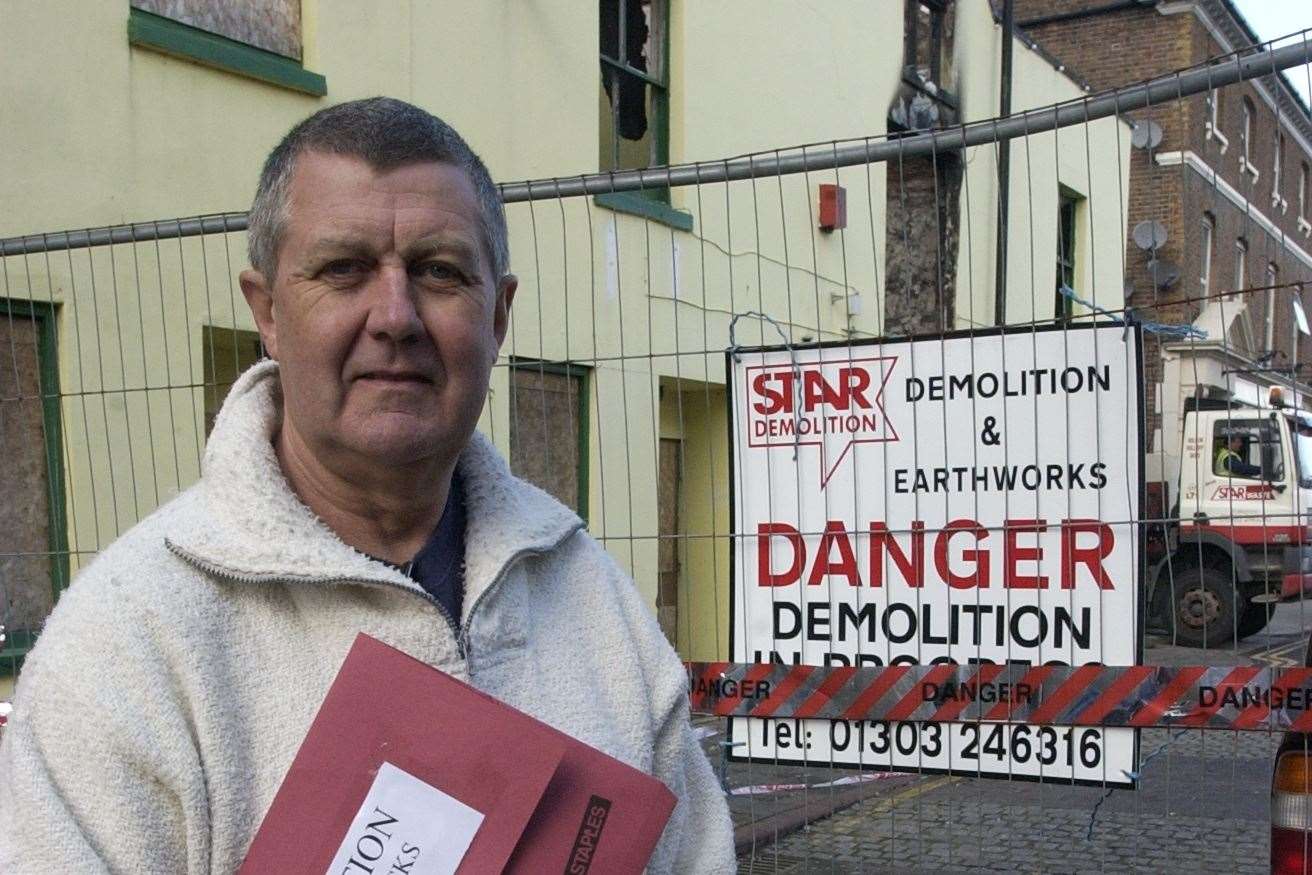 Mike Thompson, owner of Scruffy Ducks in Herne Bay, standing outside the boozer with the demolition notice in 2007