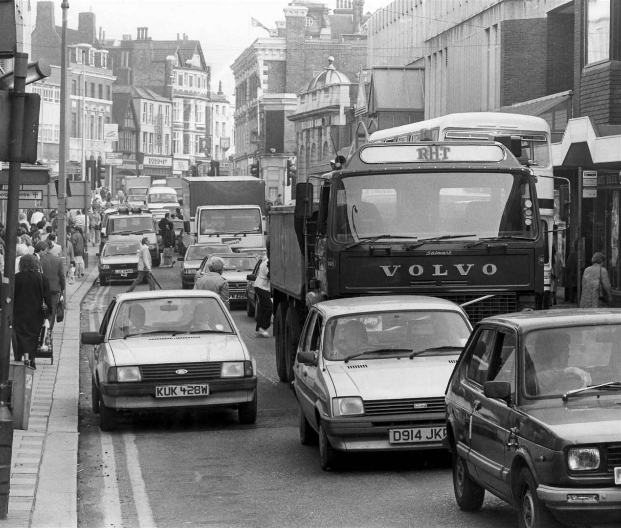 Traffic congestion in Gravesend High Street in October 1988