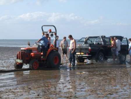 Mini-tractor tries to save 4x4 from sea