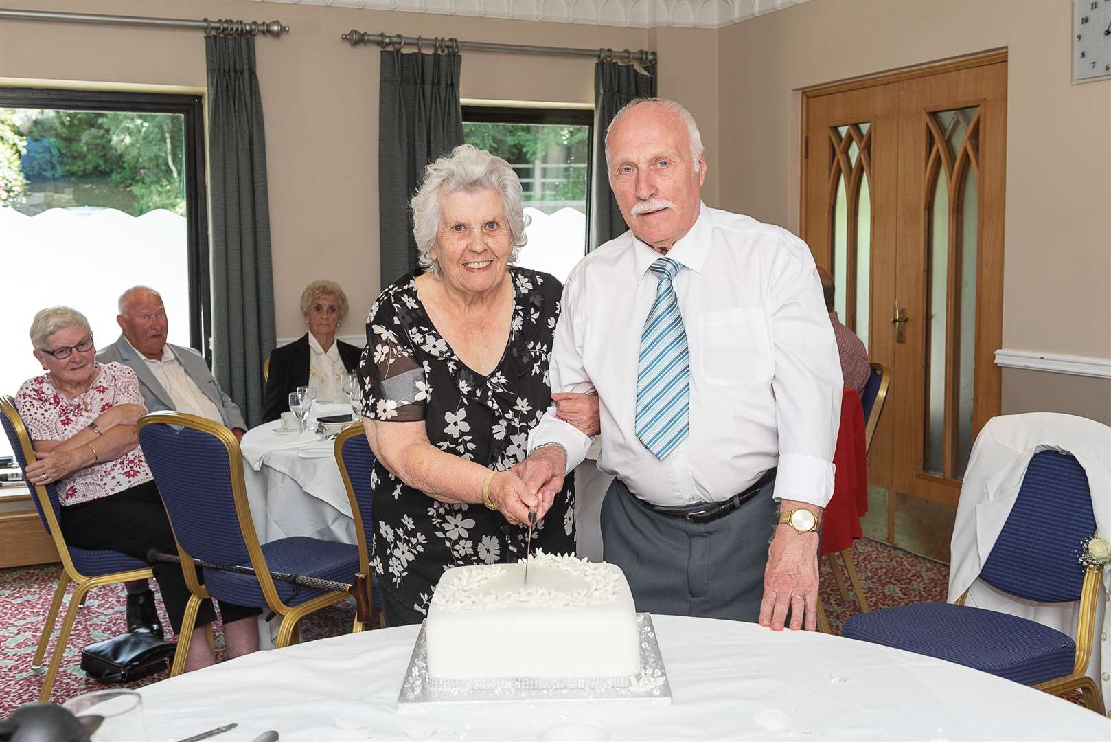 Ken and Shirley Bruce cutting their Diamond Wedding celebration cake at Bridgewood Manor