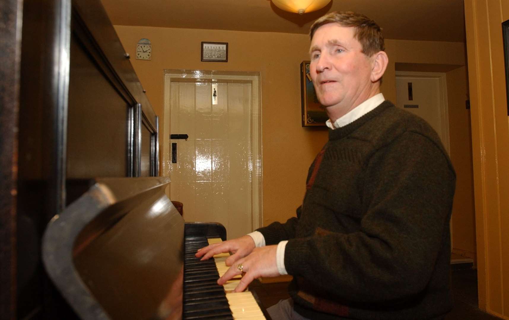 Colin Palmer played the piano non-stop for two hours in order to raise money for Ashford Citizens Advice Bureau in December 2002
