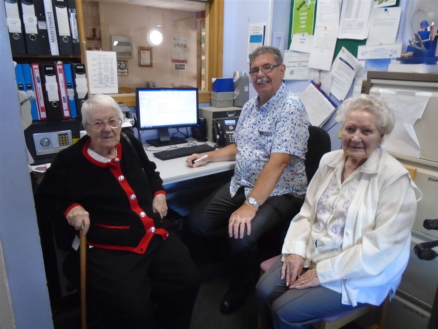 Care home manager Nigel Odd, with residents Cate (left) and Jean, reviewing the deluge of emails sent to Gardenia House. (14162936)