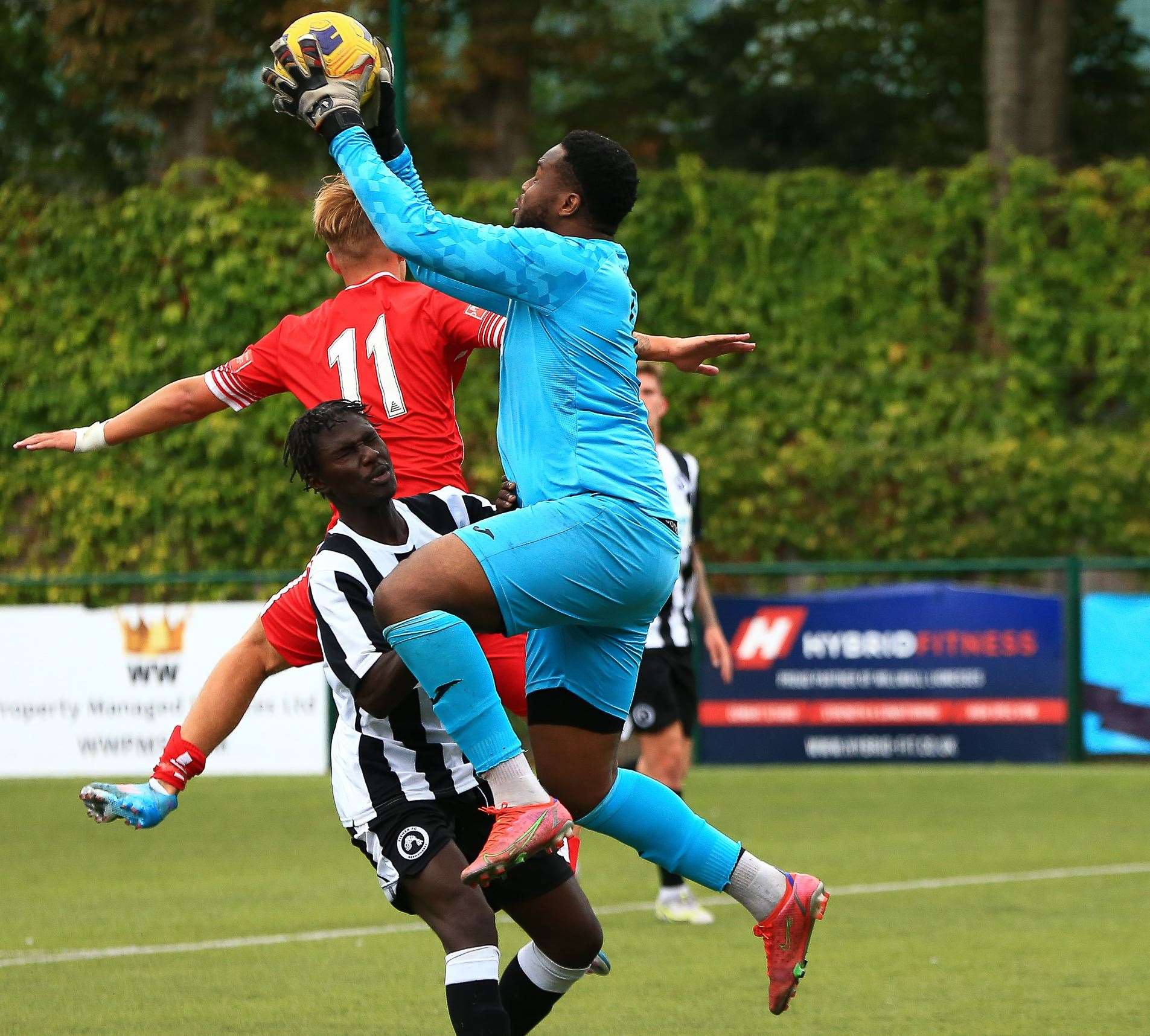 Fisher keeper Sam Amedu takes the ball off James Jeffrey's head. Picture: Les Biggs
