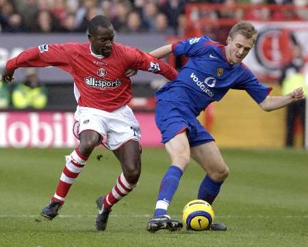 Chris Powell and Darren Fletcher tussle for midfield possession at The Valley. Picture by MATTHEW WALKER