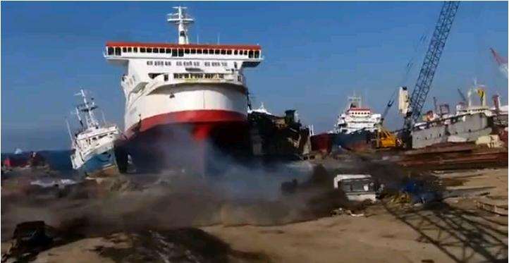 The ferry runs aground in Turkey