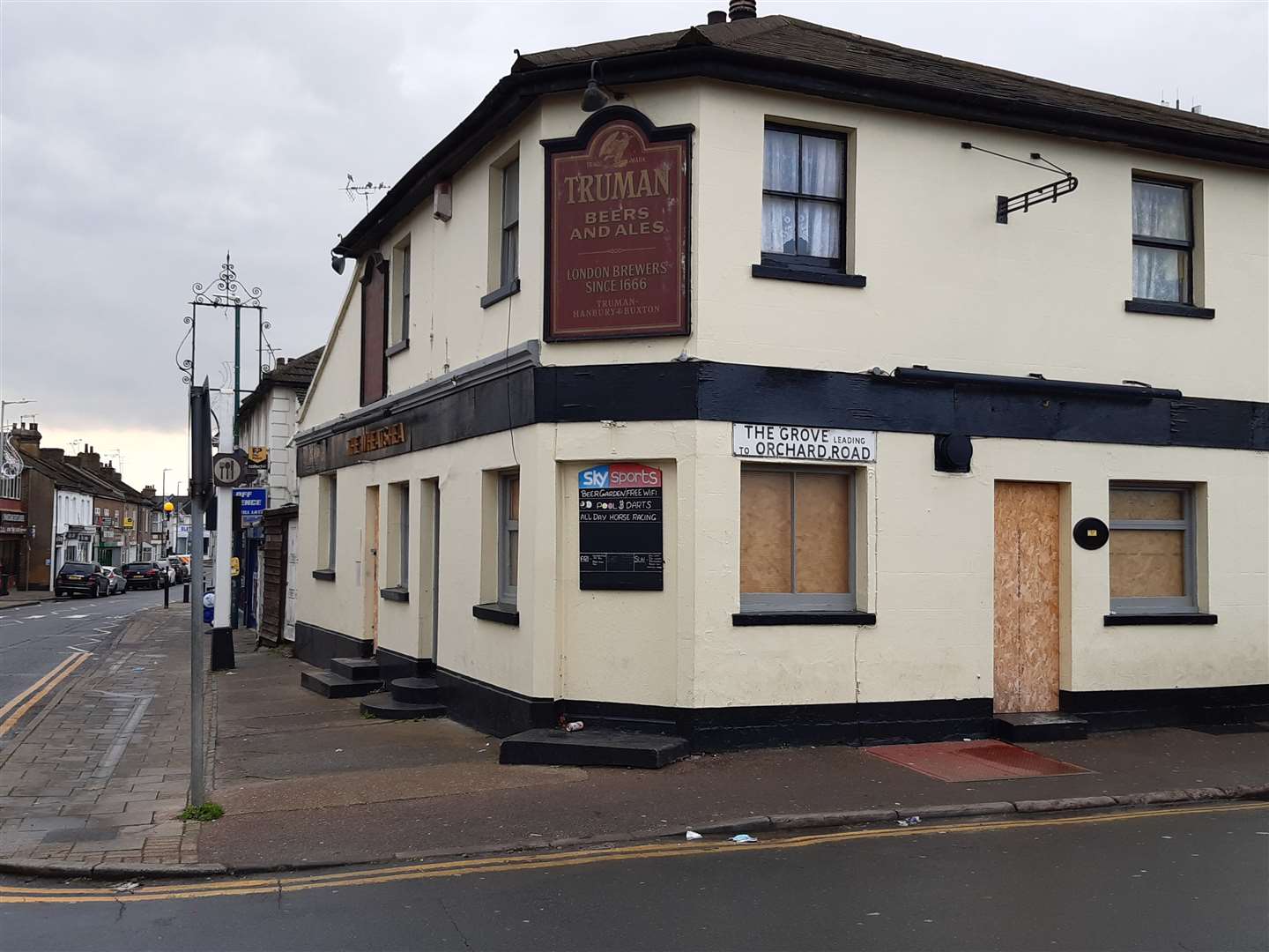 Another of Swanscombe's pubs, The Wheatsheaf is permanently closed