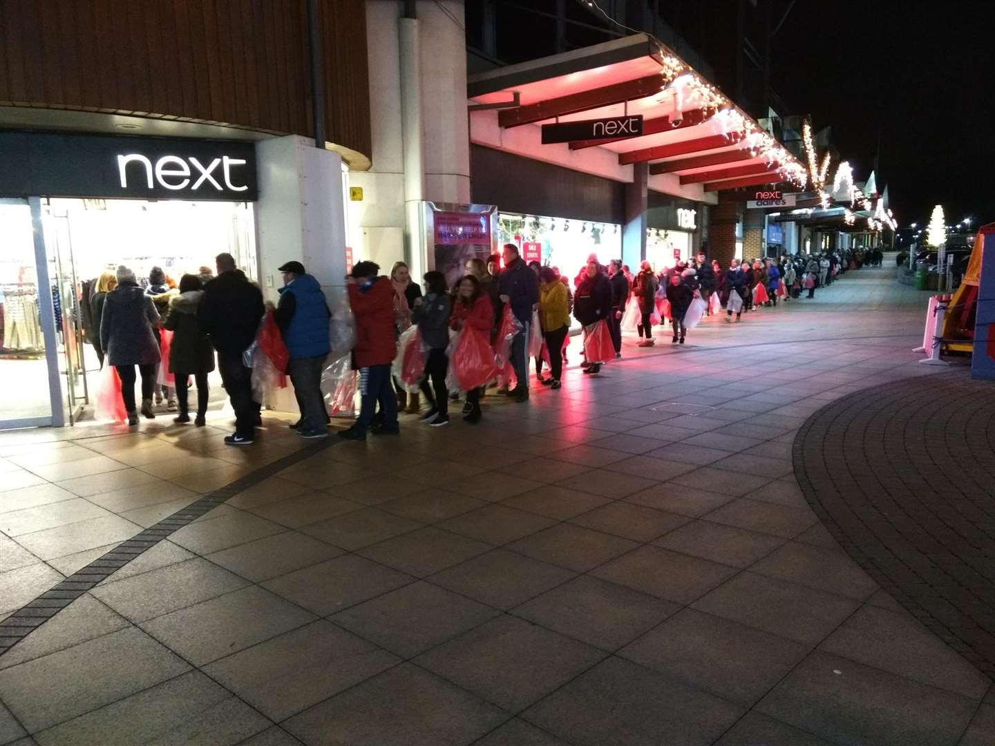 Queues at Westwood Cross on Boxing Day (6205778)