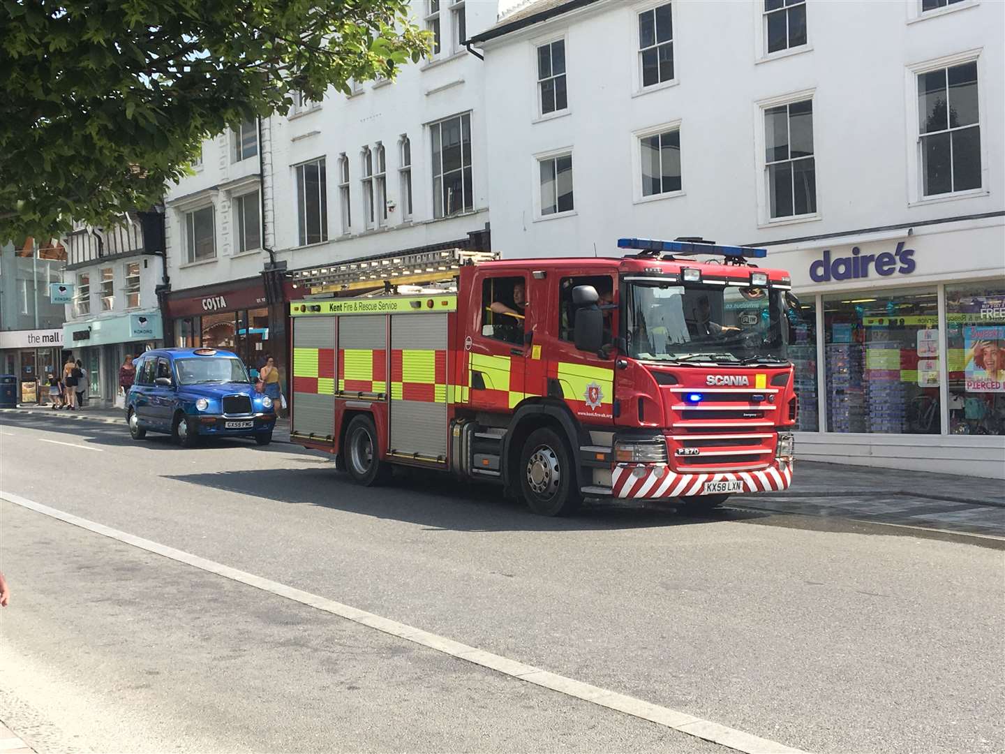 Firefighters refilled their pumps outside Costa Coffee in Maidstone following the fire in Mote Park (14288636)