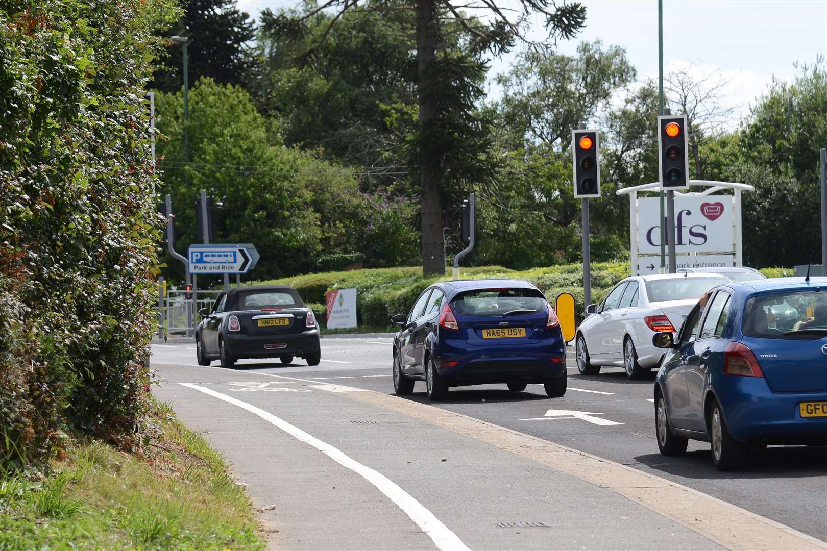 Initially motorists approaching the junction from Larkfield see only the traffic light controlling the turn-right lane