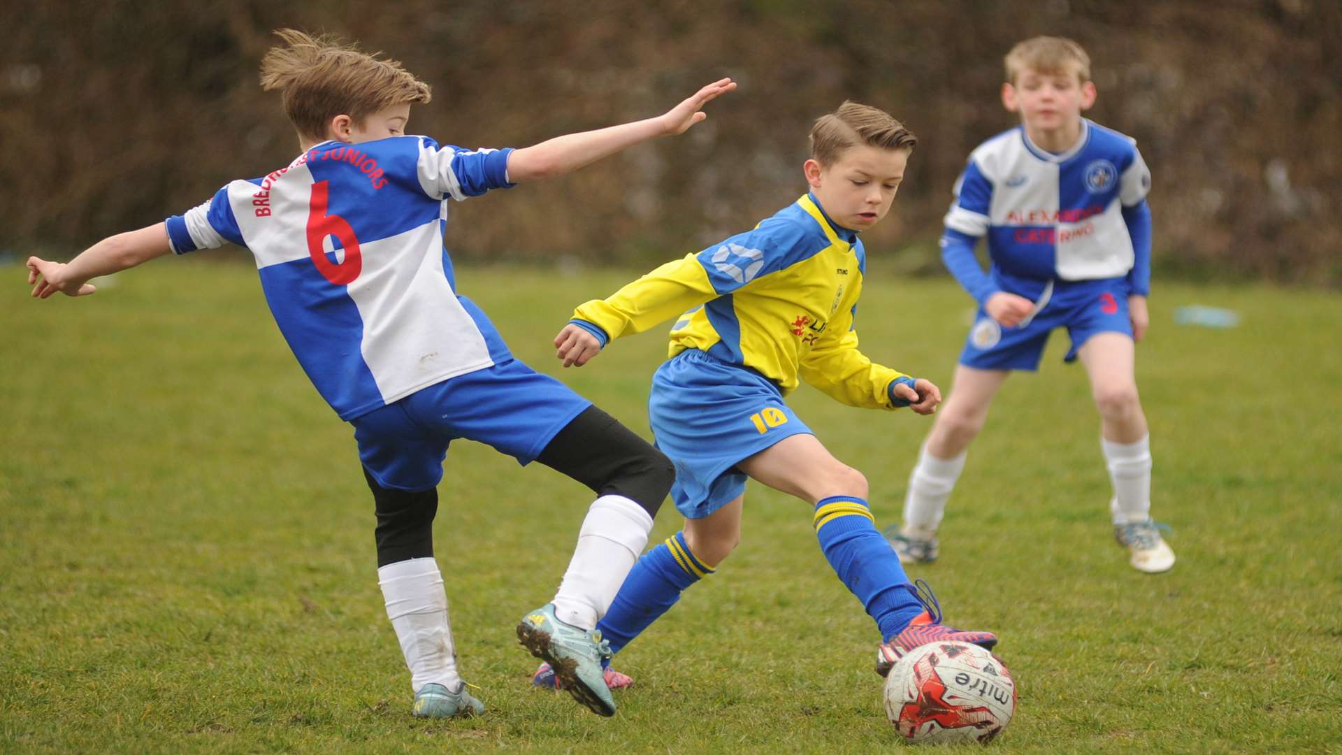 Strood 87 under-10s (yellow) challenged by Bredhurst Juniors Picture: Steve Crispe