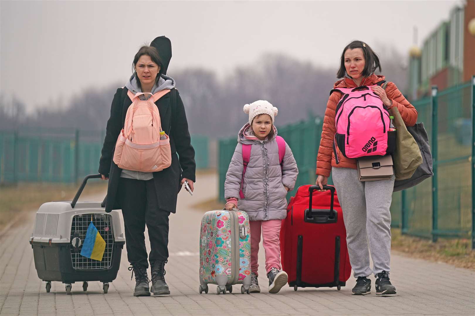 Les gens traversent la frontière entre l'Ukraine et Medyka, en Pologne (Victoria Jones/PA)