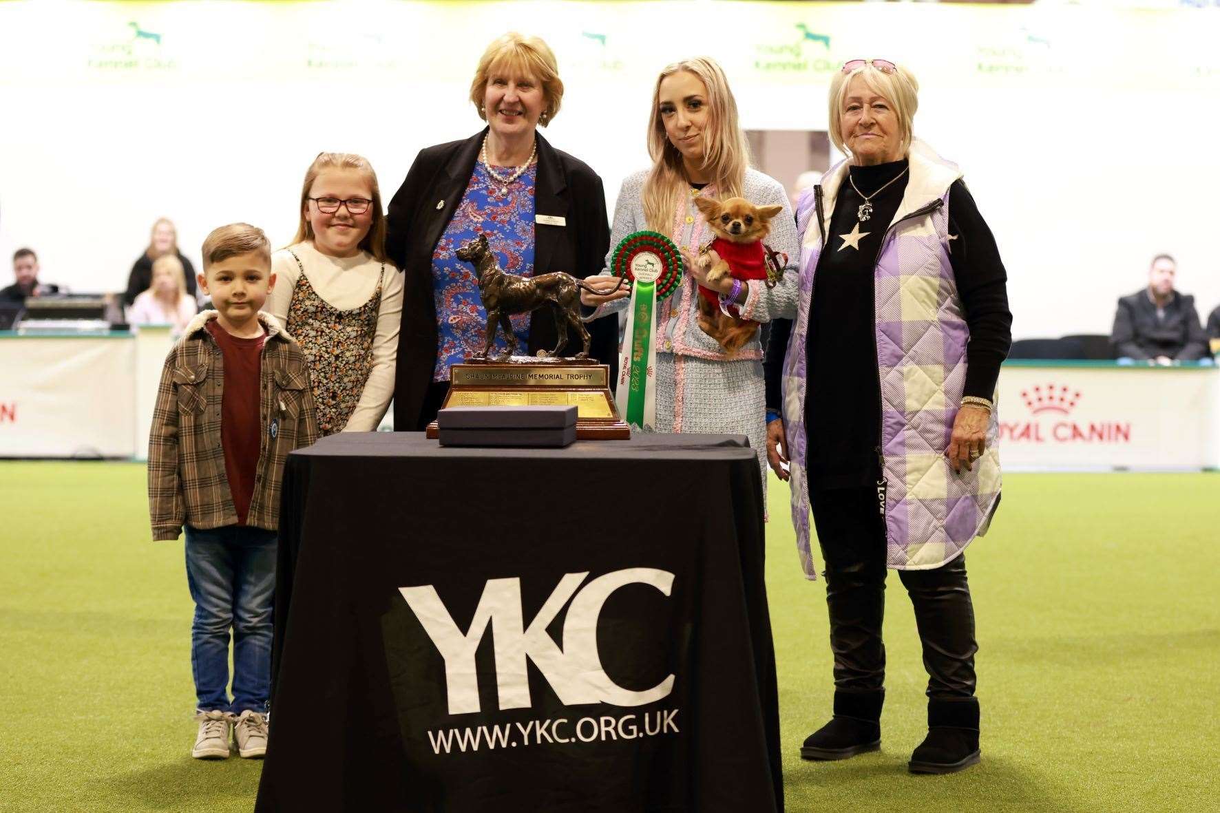 Izzy King (second from right), winner of the YKC Young Person of the Year alongside members of her family, and Vanessa McAlpine (middle). Picture: Pauline Kotarska and The Kennel Club