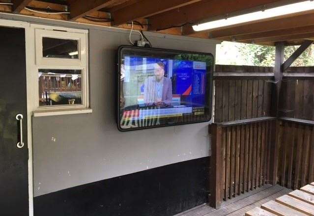 The sheltered smoking area is equipped with its own TV, but no-one used the shelter during my visit