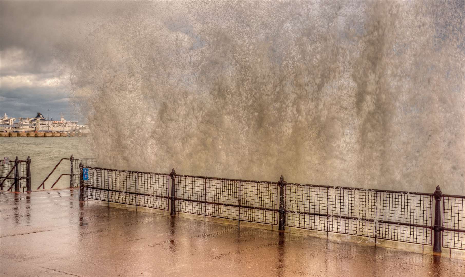 The strong winds at Dover seafront (7809809)
