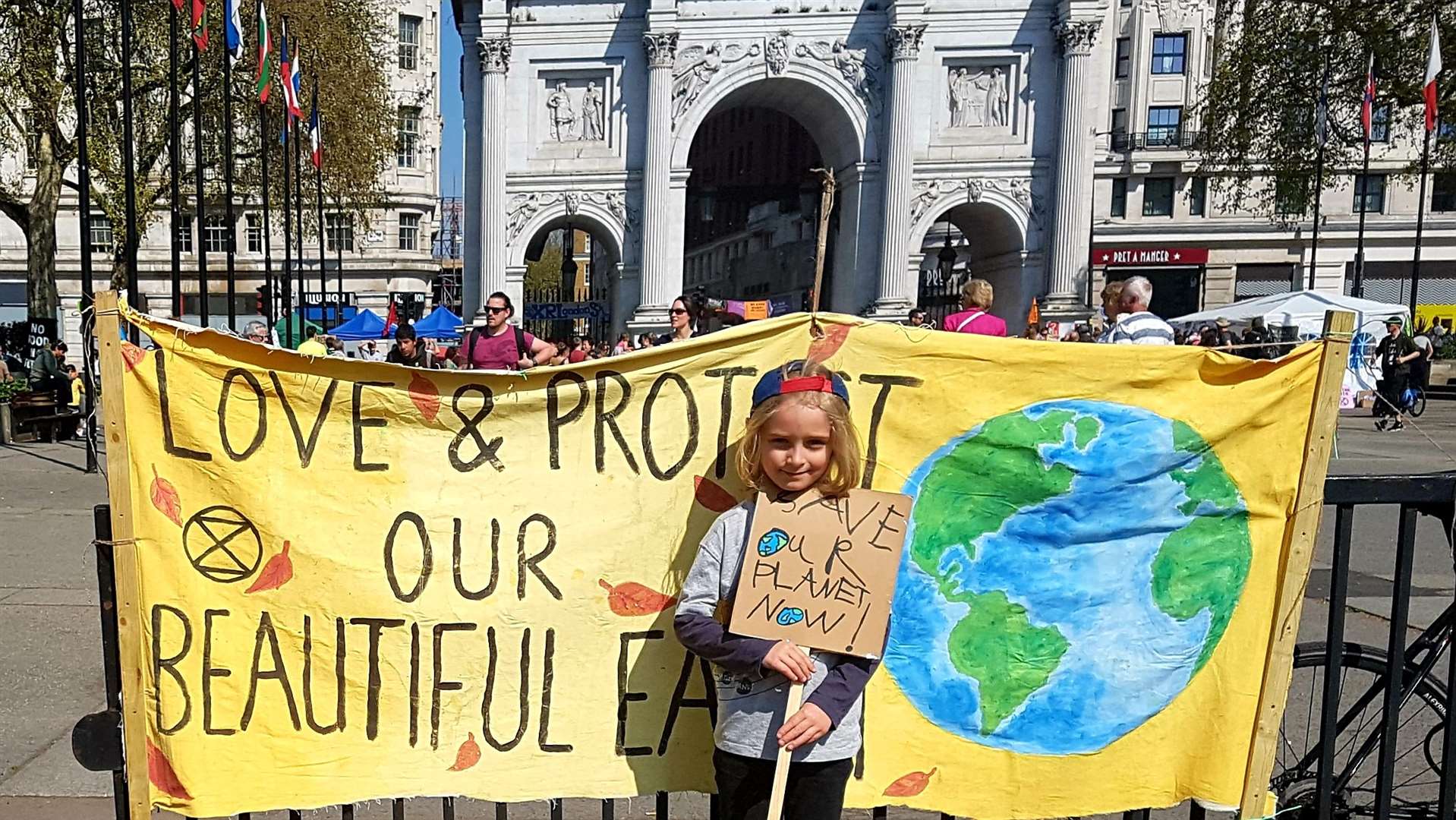 Leo, six, with a climate change banner at Marble Arch (9036903)