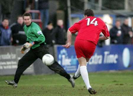 Danny Kedwell keeps his nerve to score Welling's winner. Picture: RICHARD EATON