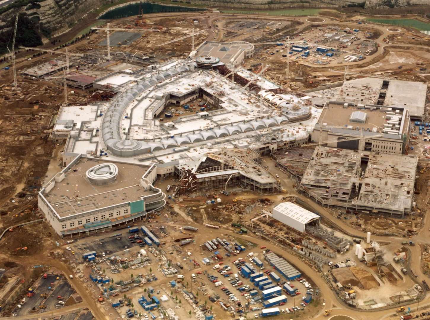 Aerial view of the construction work at Bluewater, Dartford. 16 April 1998