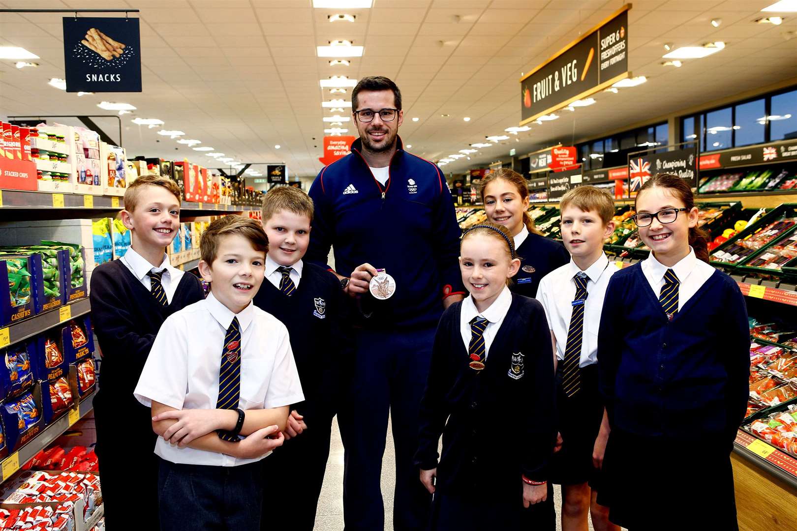 Olympic rower James Foad with children from Warden House Primary School Picture: Matt Bristow (22793135)