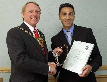 Cllr Jeffrey Kirkpatrick presents the award to Takaloo. Picture: GERRY WHITTAKER