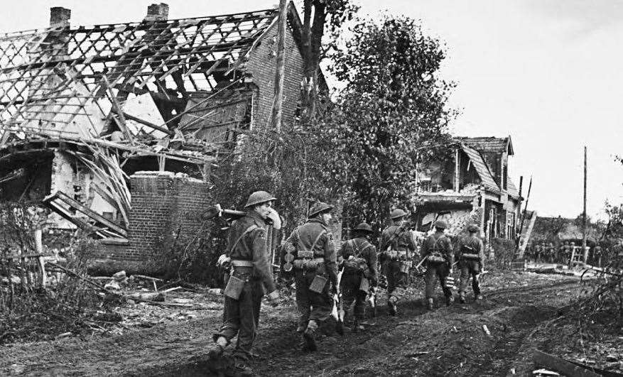 British troops enter Overloon in 1944. Photo courtesy of De Oude Schoenendoos Foundation