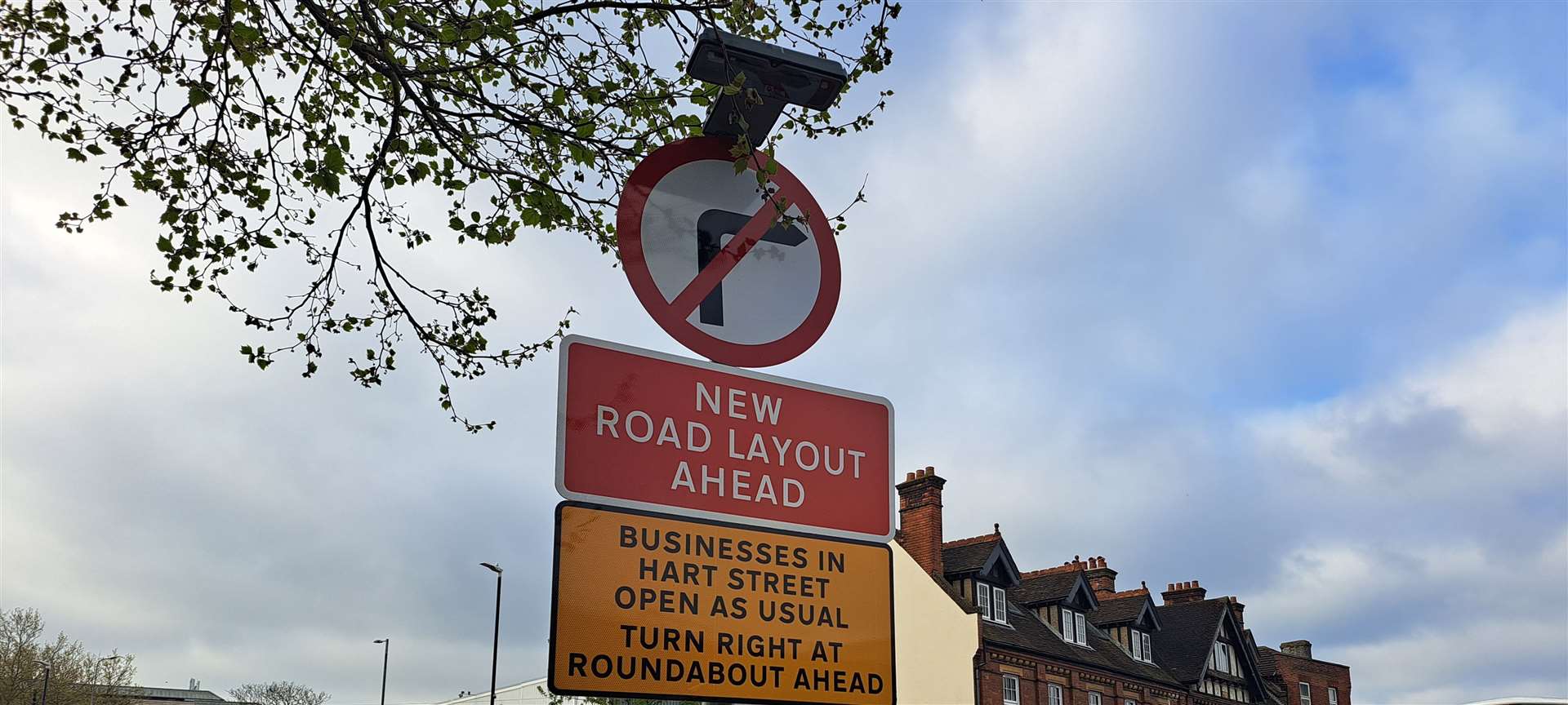 A ‘No Right Turn’ sign further along Barker Road