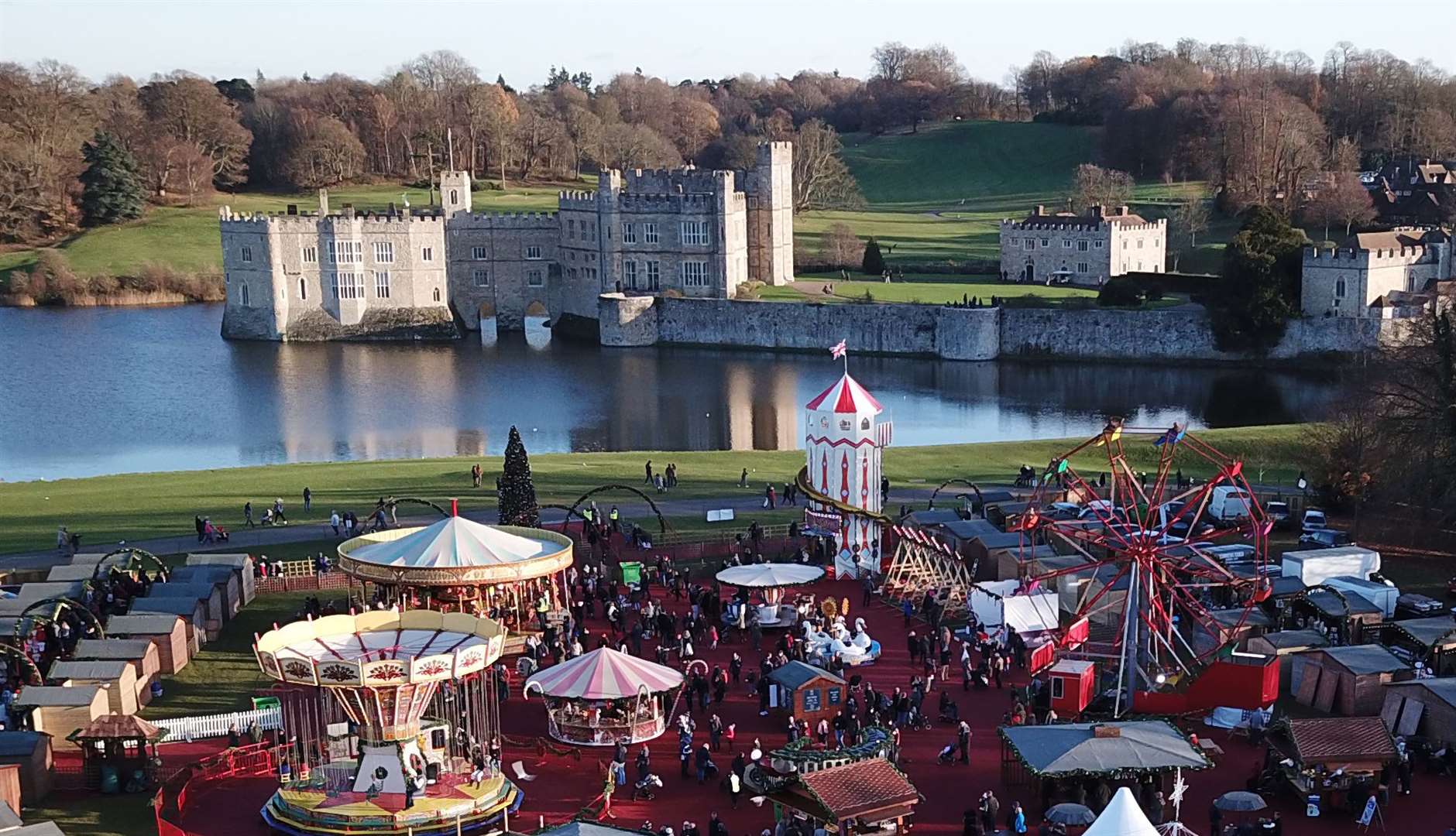 Let your Christmas wishes take flight at Leeds Castle as the beautiful staterooms are transformed into a magical kingdom of birds and festive feathers!