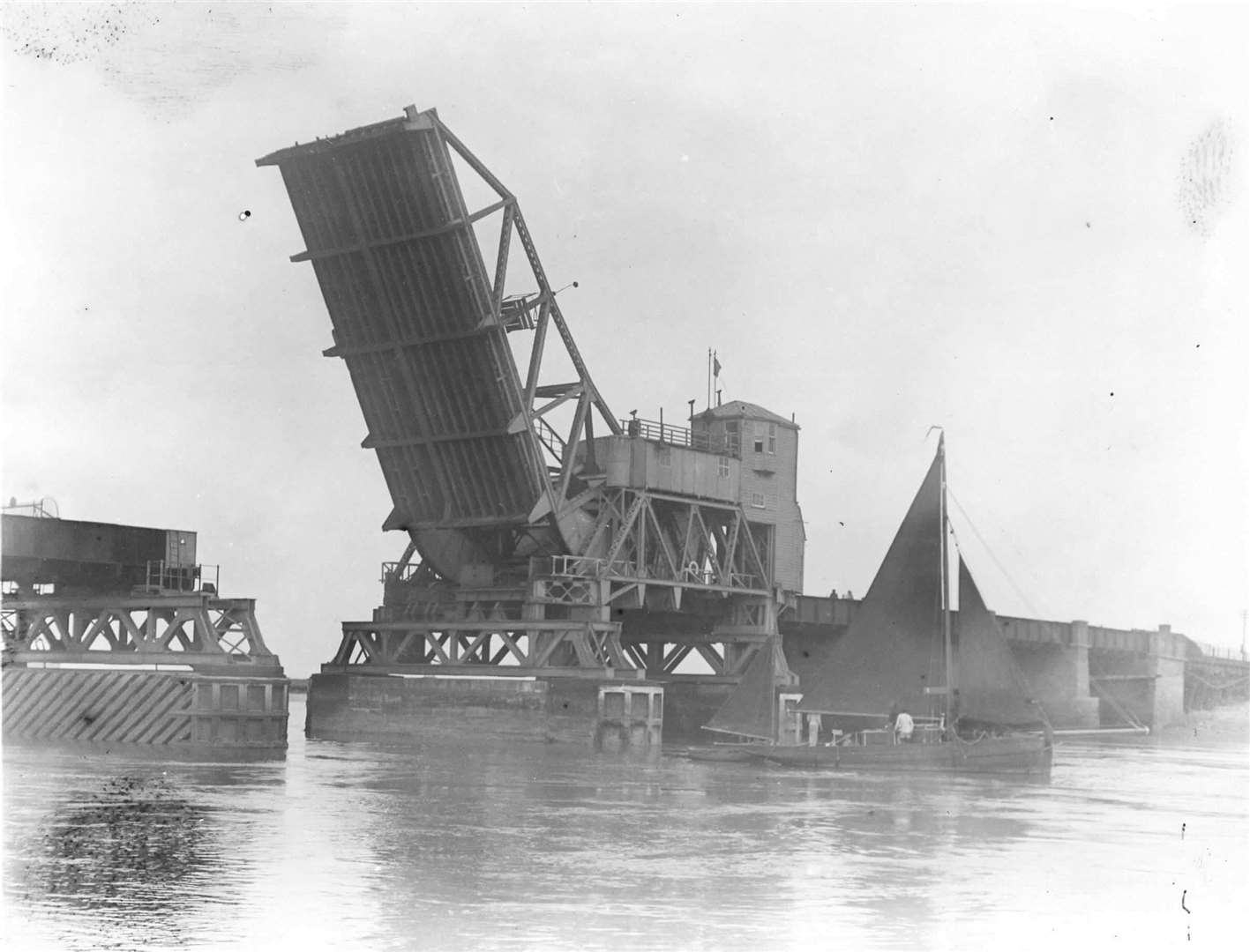 The previous Kingsferry Bridge with its lifting 'hinge'