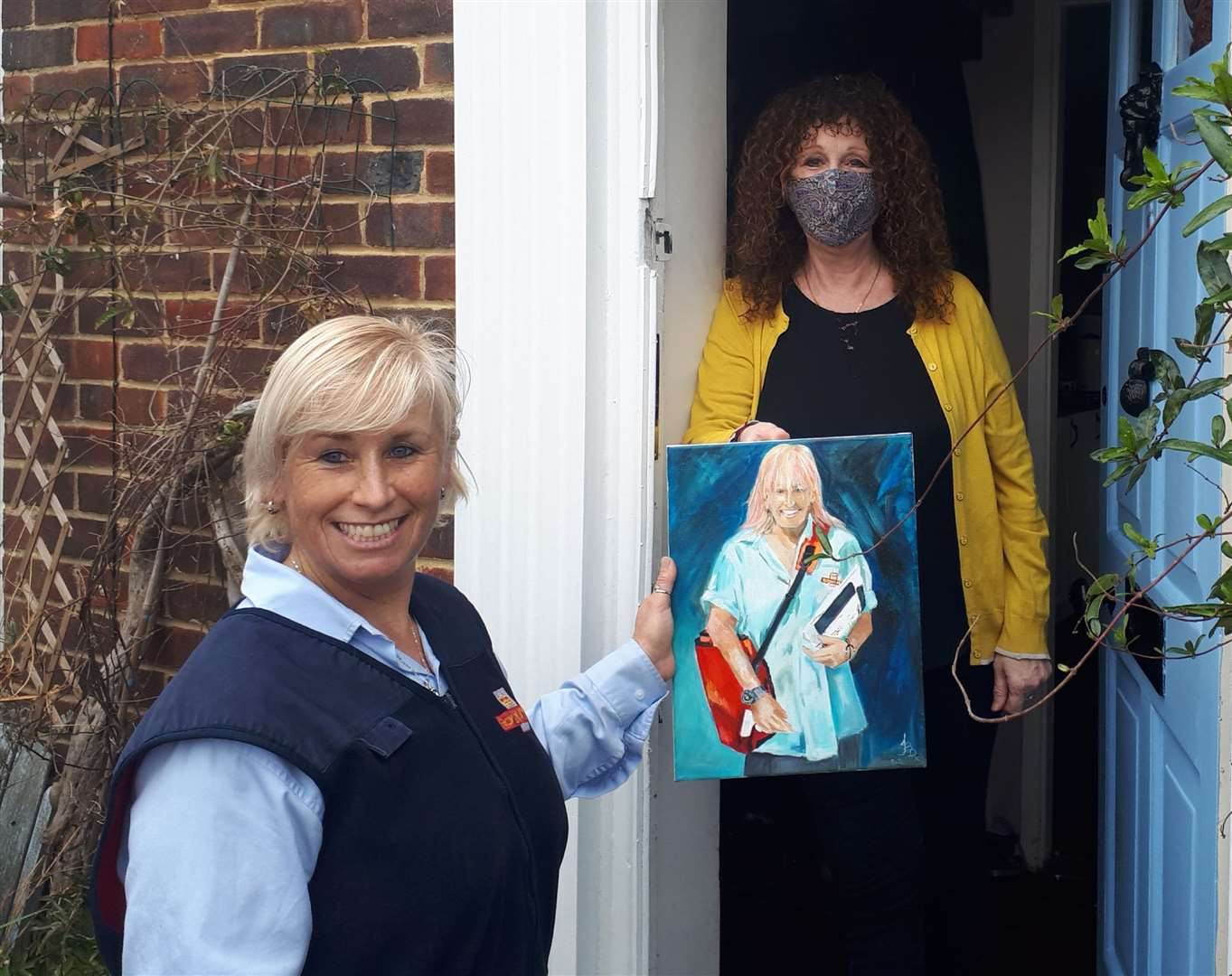 Postie Nicky Maisey reçoit un portrait de remerciement de la cliente et artiste reconnaissante Julie Bradshaw-Drury