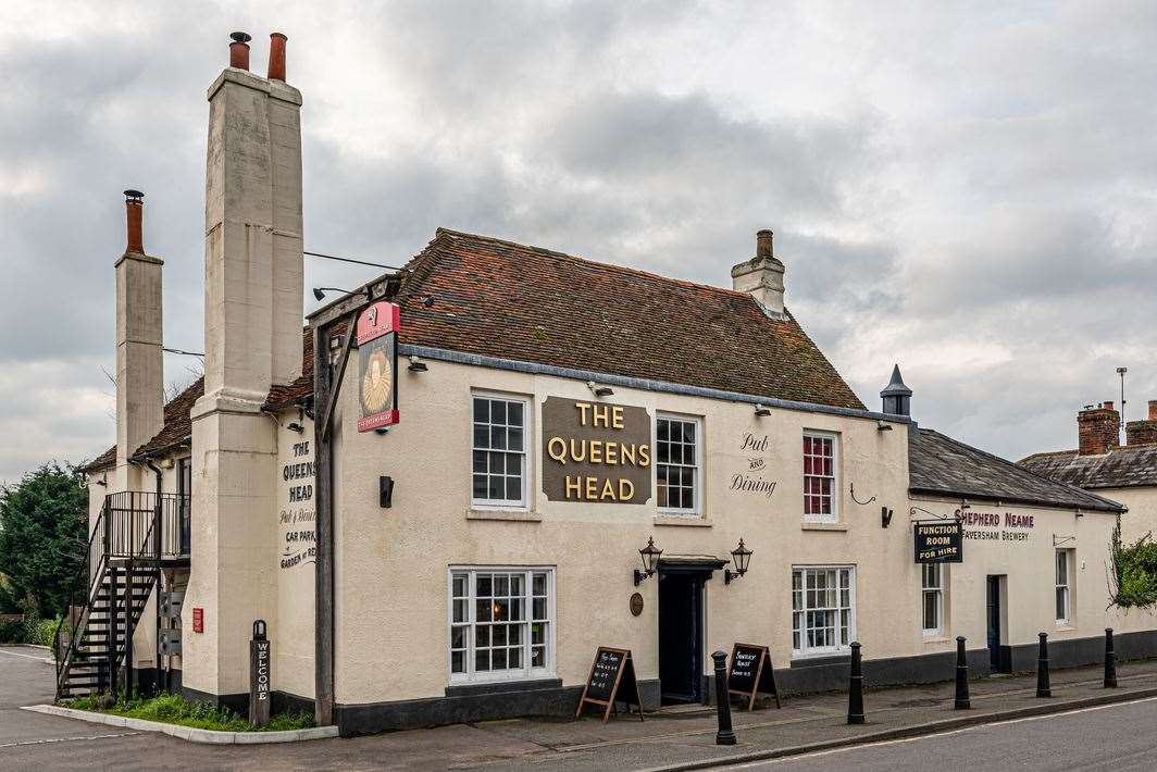Built in 1590, the Queens Head is a charming pub between Canterbury and Faversham
