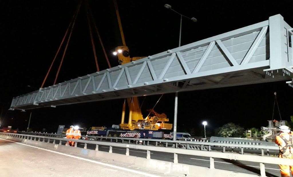The "superspan" gantries being installed on the M23