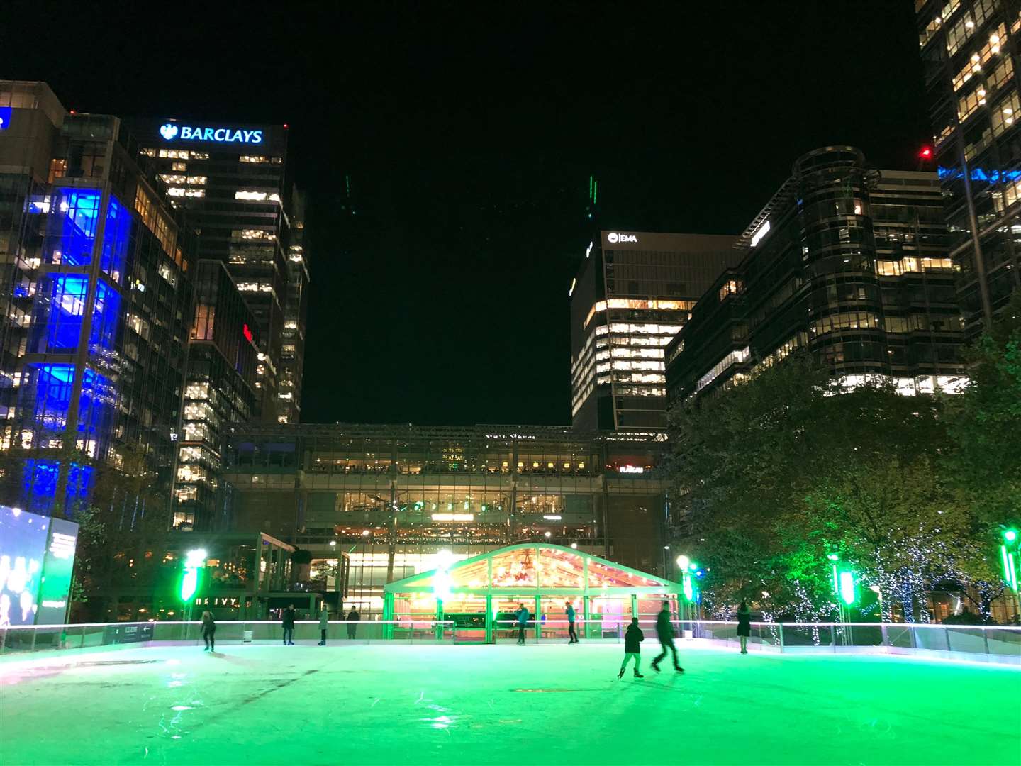 The ice rink itself changes colour (5185858)