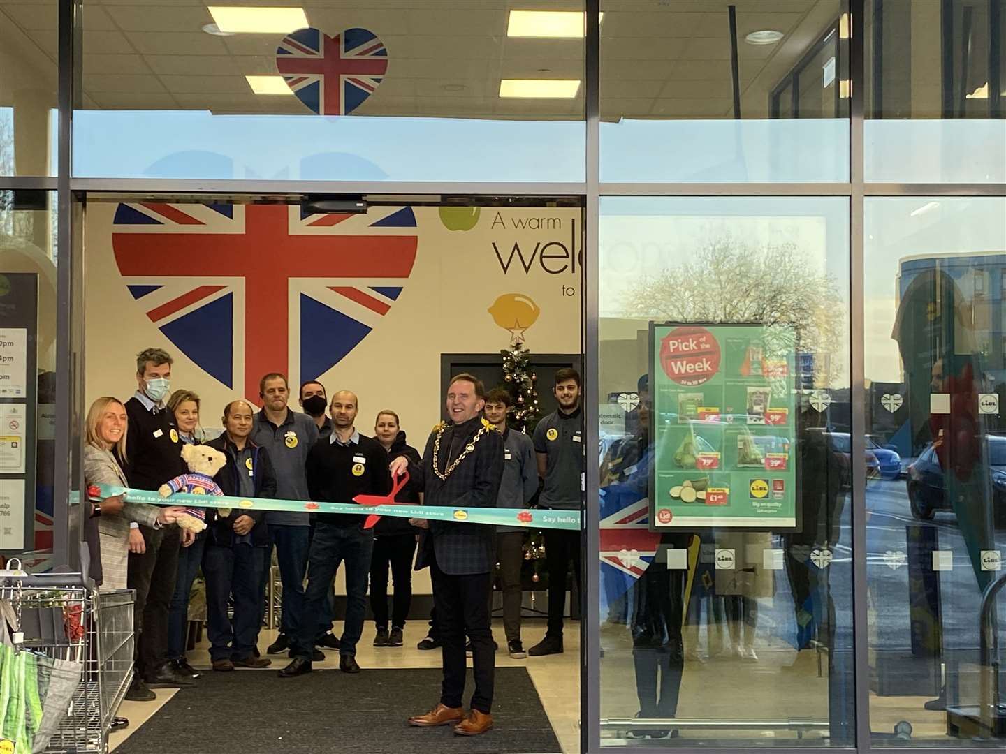 The Mayor of Maidstone officially declares the supermarket open
