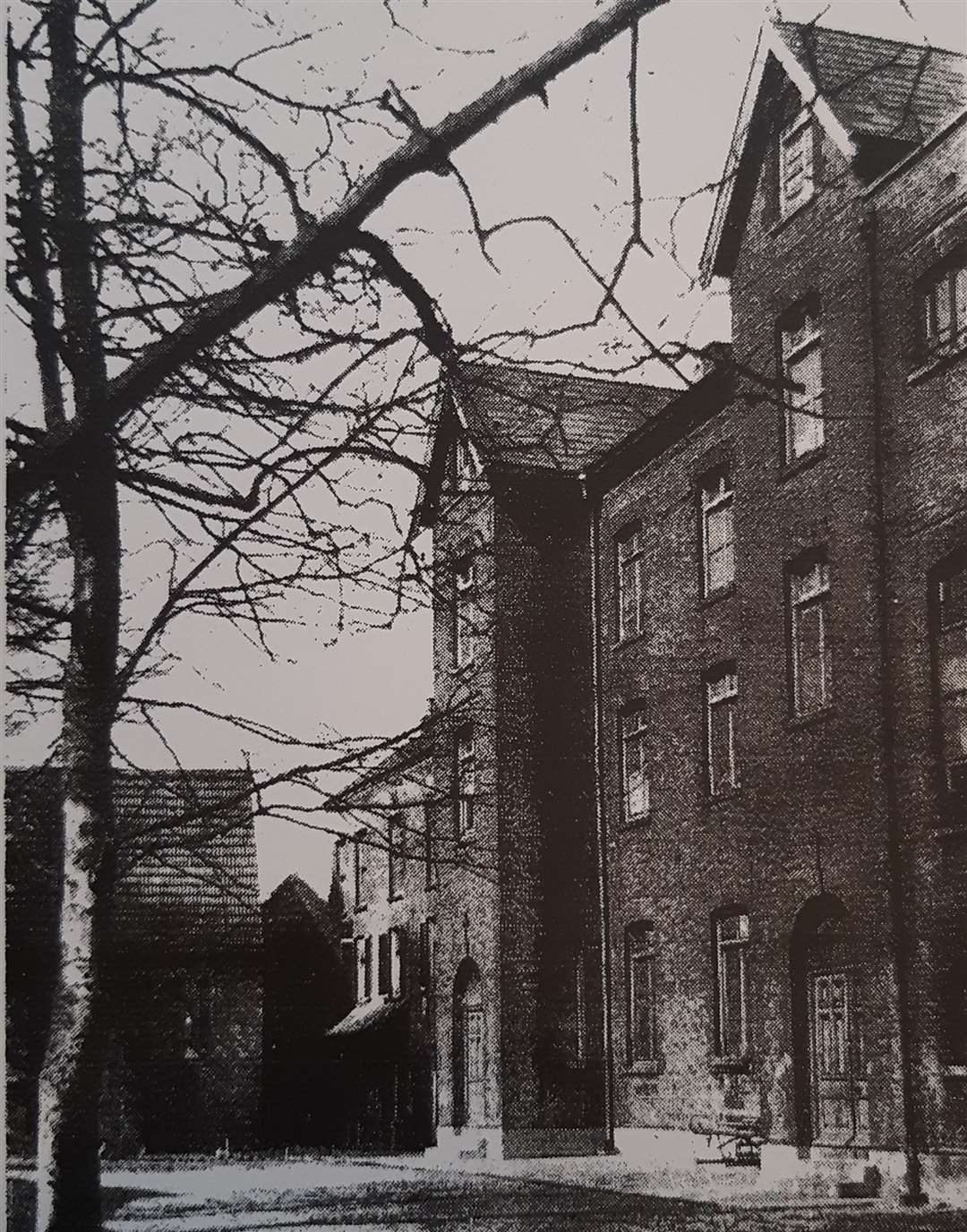 The school in the post-war era, facing Queen Street. Picture from Anne Kent