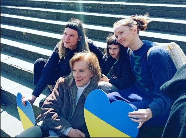 Juliet Stevenson avec les Ukrainiens qu'elle héberge et Lily Cole.  Photo : Réseau d'action pour les réfugiés de Kent