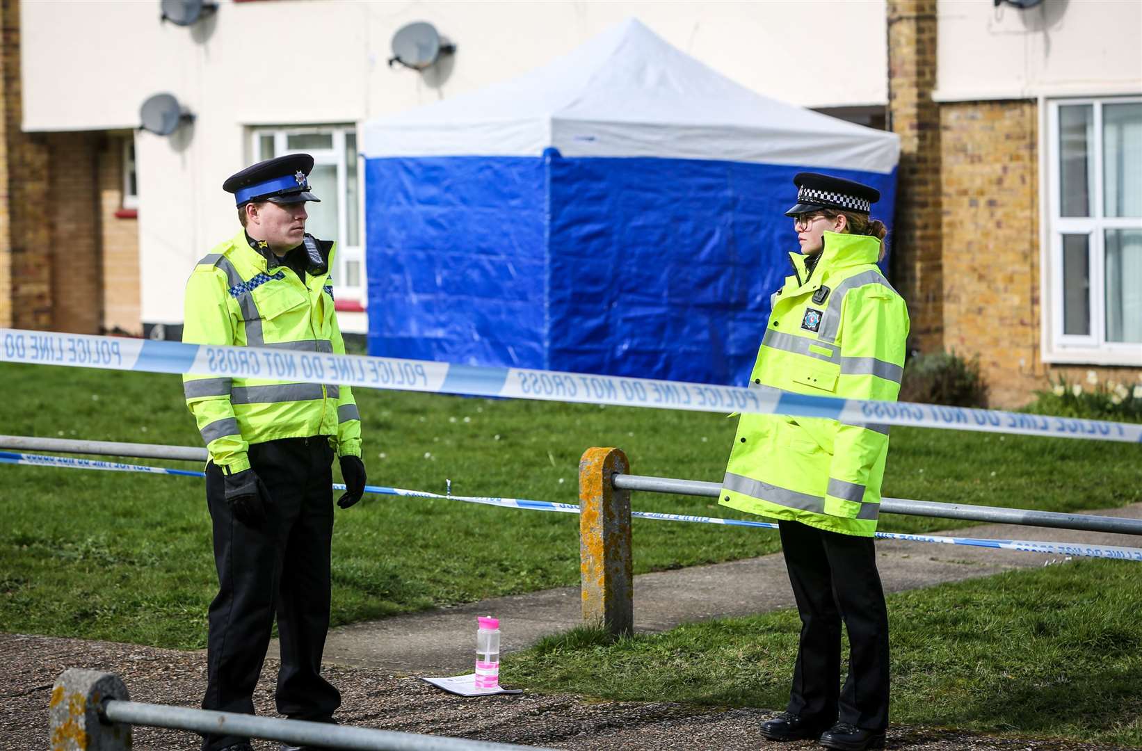 Police at the scene of a murder enquiry at Winchester House, Cambridge Crescent, Shepway, Maidstone. Picture: Matthew Walker. (7990964)