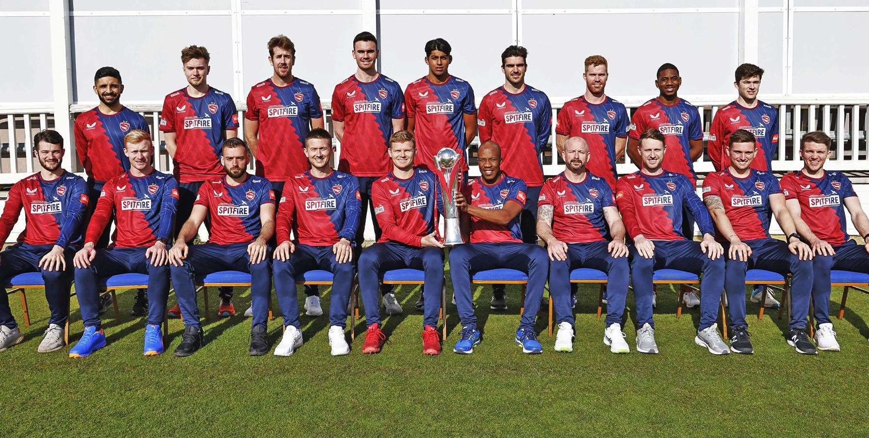 Kent's 2022 squad with the T20 Blast Trophy. Picture: Max Flego Photography