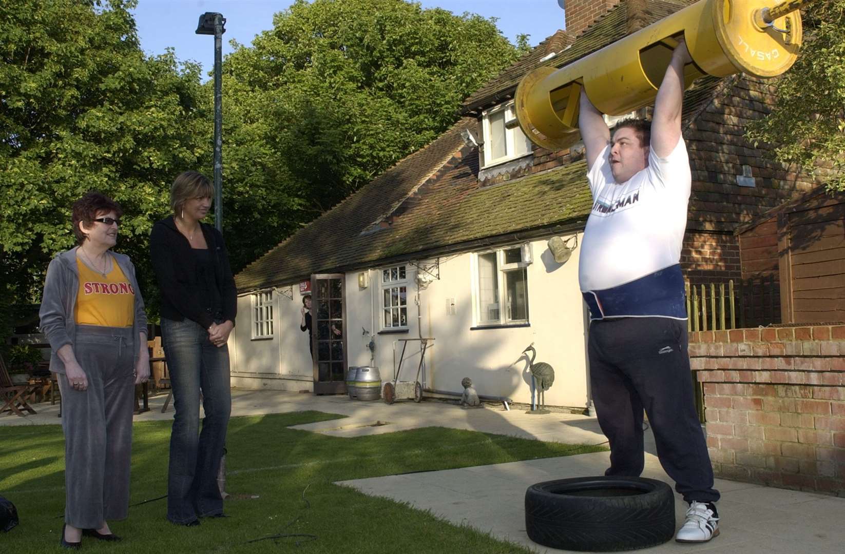 Colin Anderson lifts a 100kg log as many times as possible in 75 seconds to raise money for charity in 2006