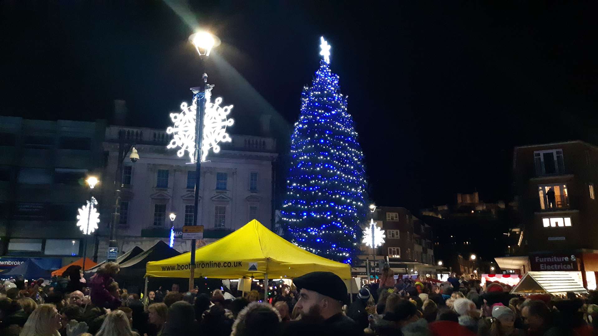 The splendidly lit Christmas tree after the switching on