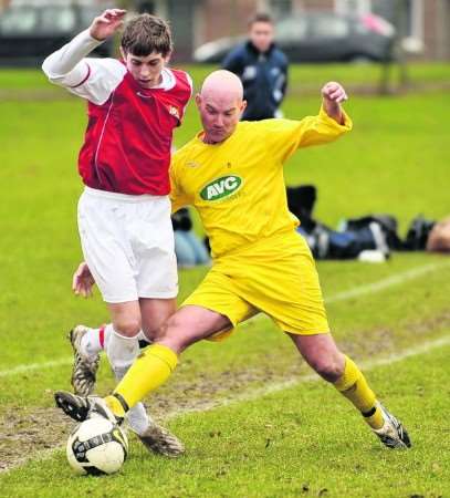 Swalecliffe Swallows (red) edged out Whitstable Wanderers 3-2 in Division 4
