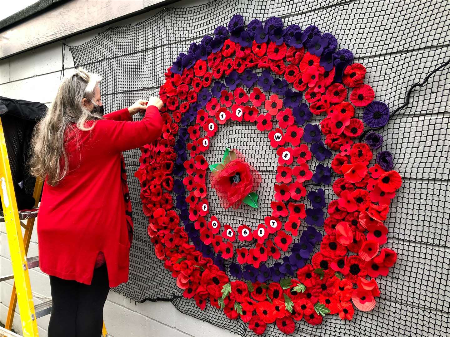 This year there was a large poppy display as part of the ceremony featuring over 400 felt, crochet, knitted and knotted poppies.