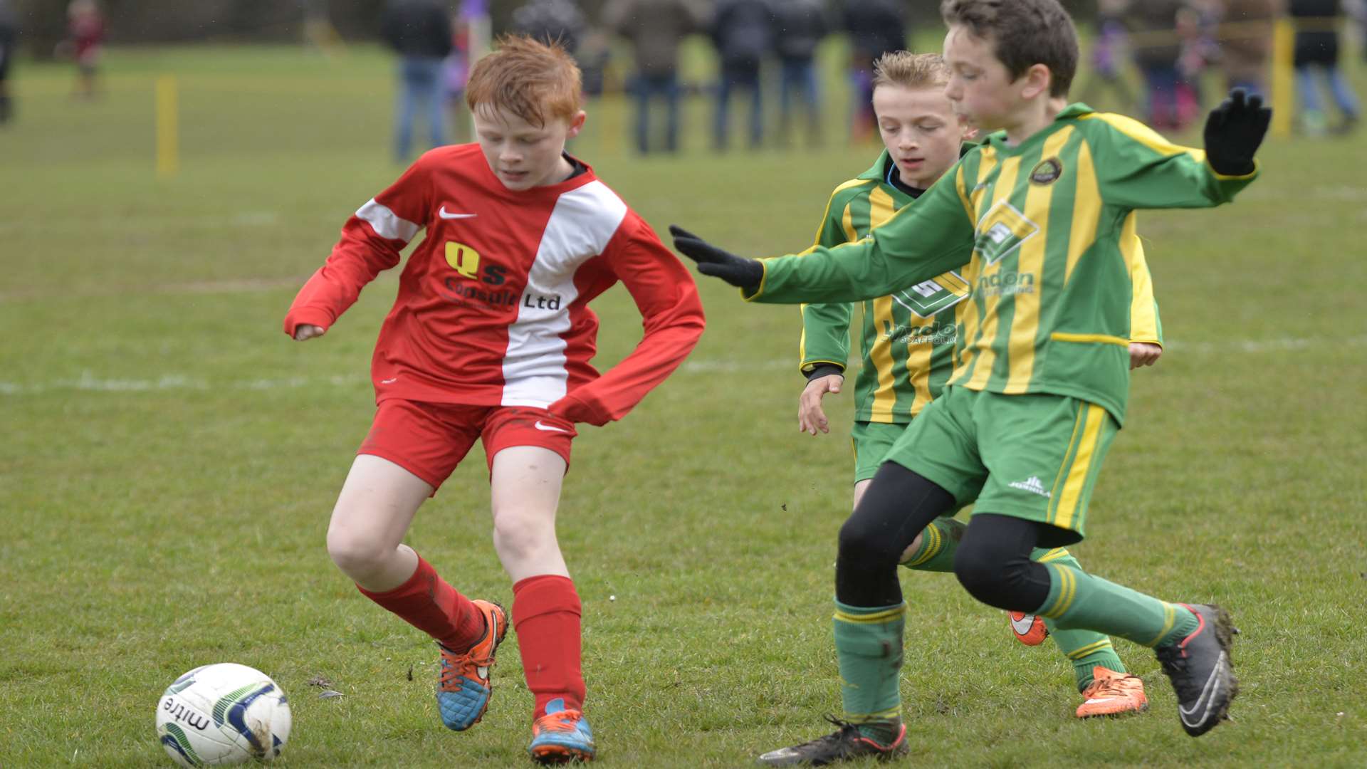 Cliffe Woods Colts (green) and Oak Athletic go head-to-head in the Under-10 Challenge Trophy final Picture: Ruth Cuerden