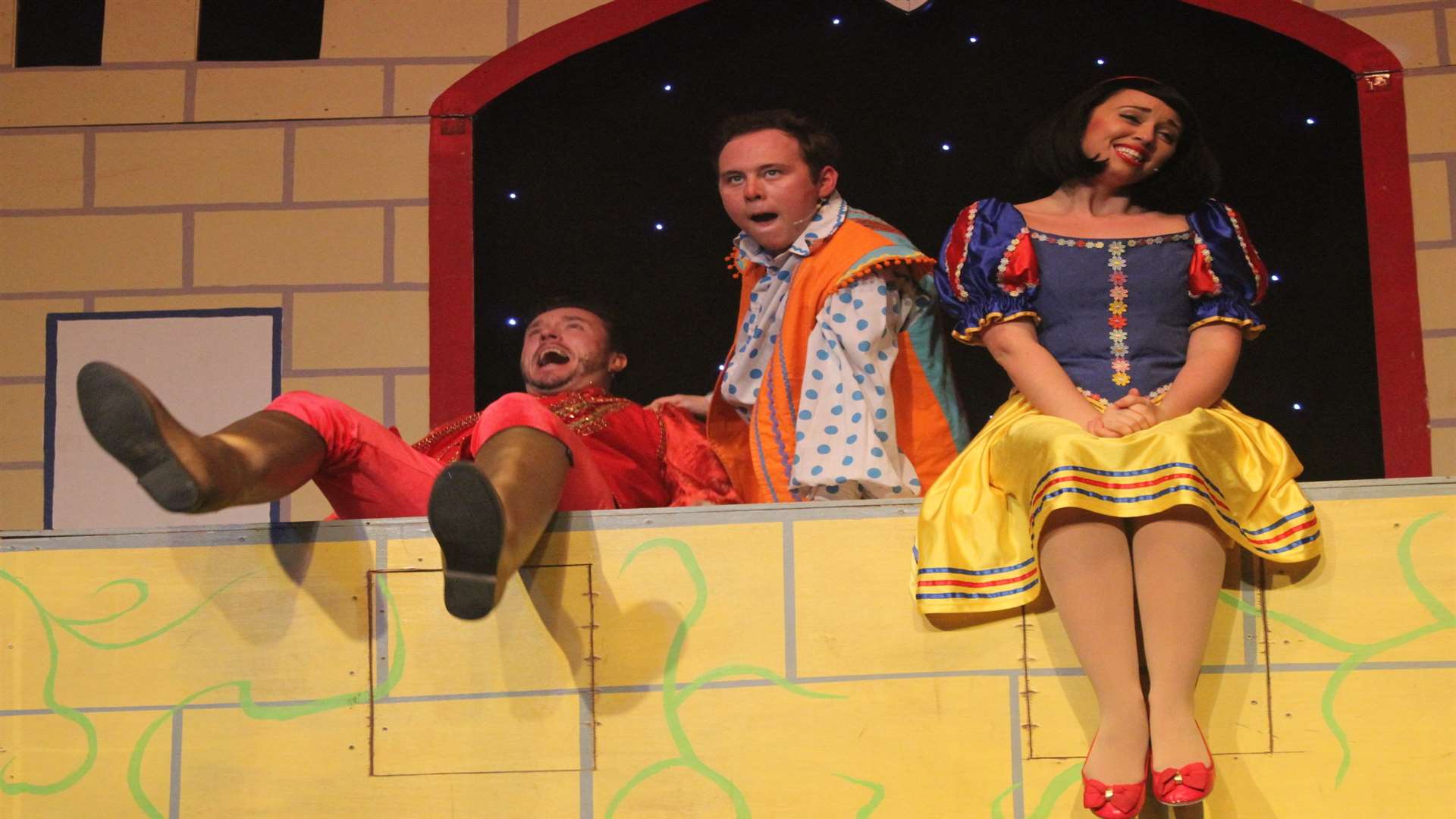 Comedy as Robert Brendan as Prince Lorenzo tries to serenade Kate Greenwood as Snow White when they are interrupted by Joshua Pascoe as Muddles