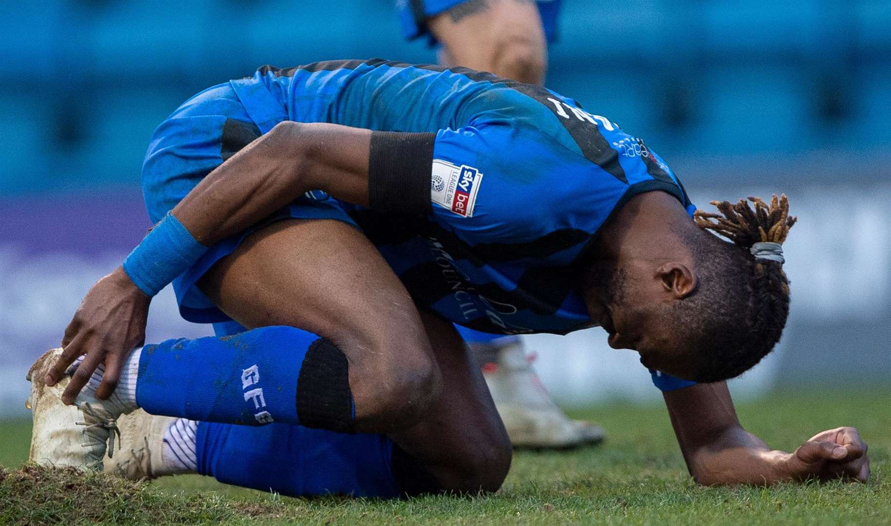Gabriel Zakuani turns his ankle after taking a huge divot Picture: Ady Kerry