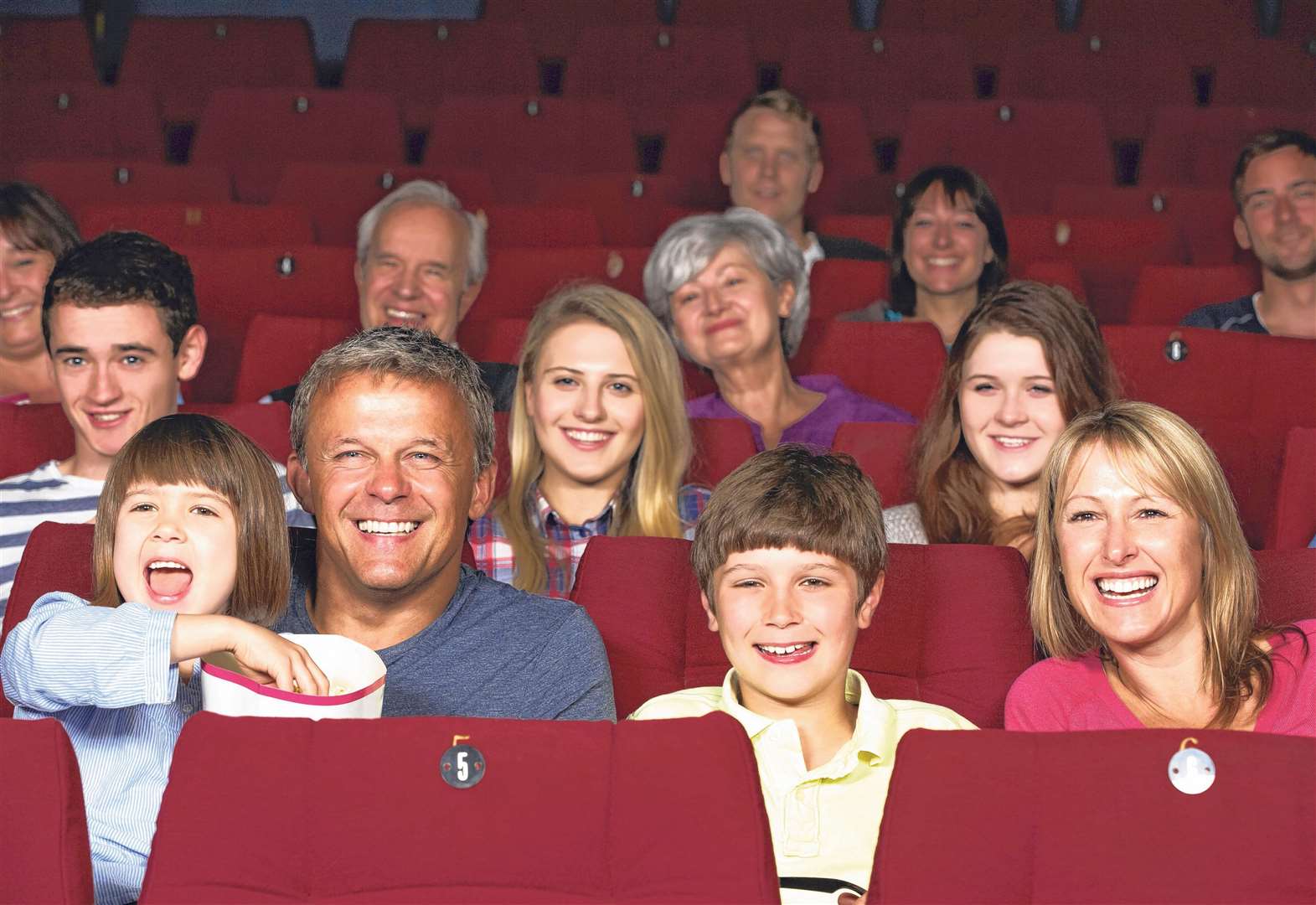 Театр про семью. Зрители в зале смеются. Семья в театре. Семья в кинотеатре. Зрители в театре.