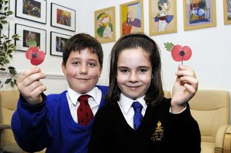 Lacey Martin and Reece Allen with their poppies. Picture by Paul Amos