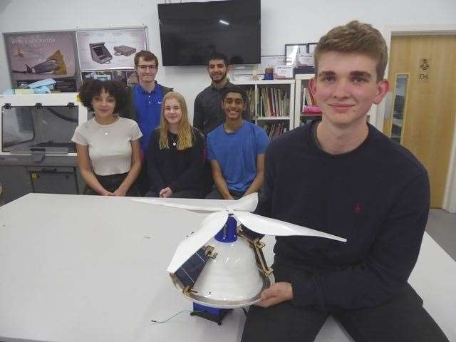 Luke Mallett and fellow Simon Langton pupils with their forest fire detector (10510567)