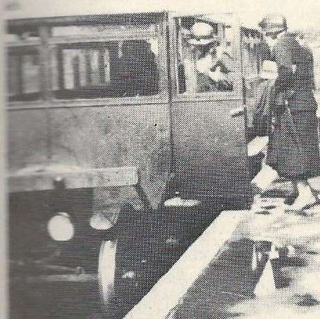 Passengers boarding the Railmotor at Teneterden