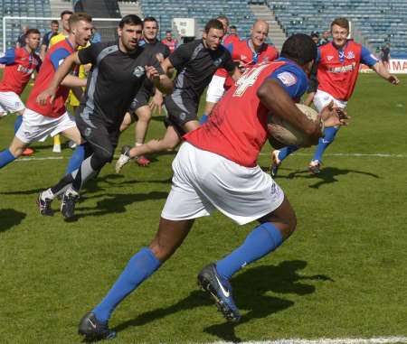 Gillingham and London Broncos players train together
