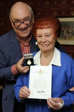 Derek Wyatt presents Queenie with her medal